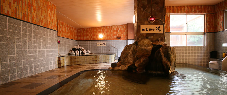 伊東随一の温泉でたっぷりの湯に包まれる。